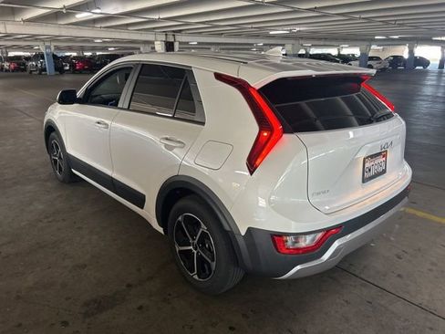 Used 2024 Kia Niro LX FWD image 3