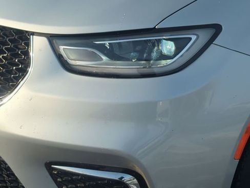 Used 2024 Chrysler Pacifica Touring-L image 9