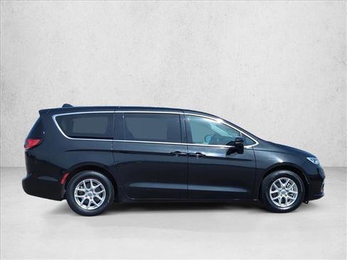 Used 2023 Chrysler Pacifica Touring-L FWD image 4