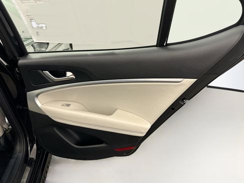 Used 2024 Genesis G70 2.5T image 31