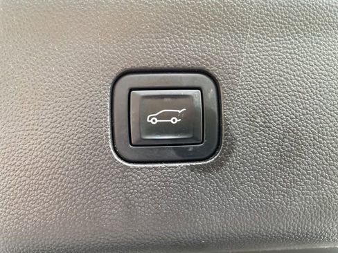 Used 2023 Buick Enclave Essence w/ Sport Touring Edition image 8