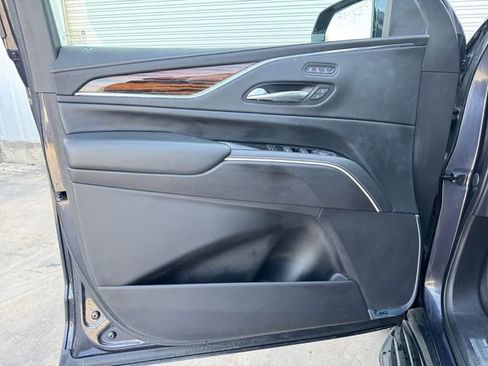 Used 2023 Cadillac Escalade Premium Luxury image 4