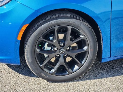 New 2026 Chrysler Pacifica Limited image 8