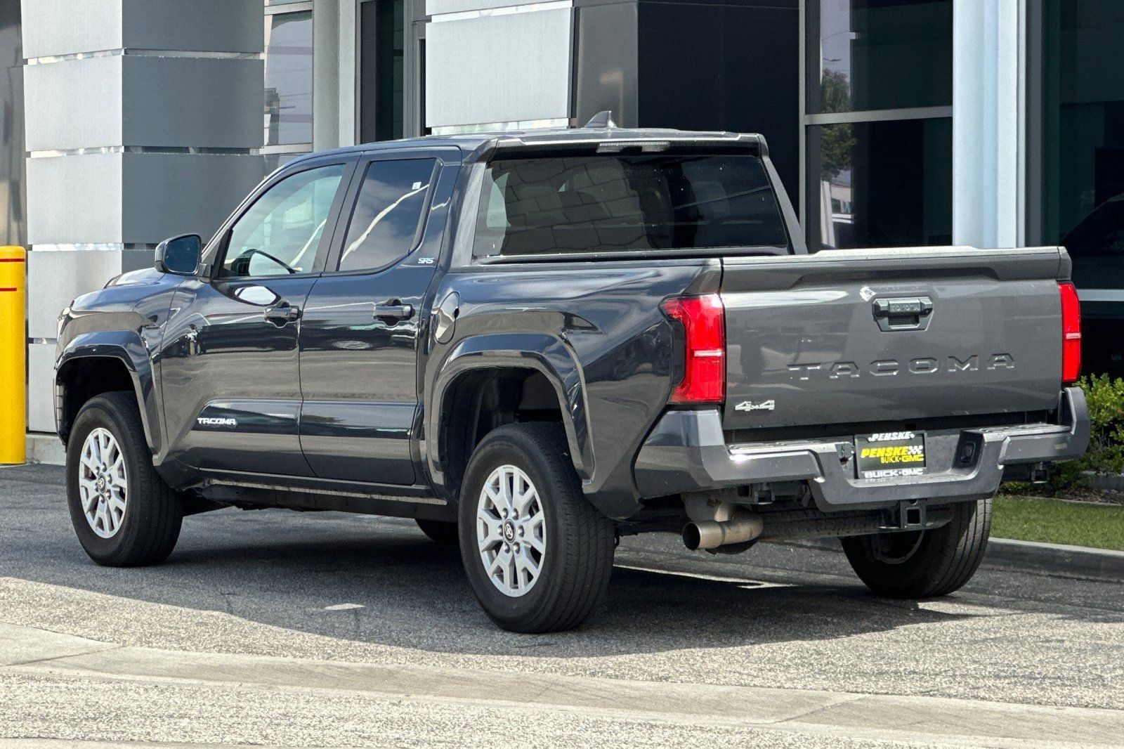 Used 2025 Toyota Tacoma SR5 AWD/4WD image 6