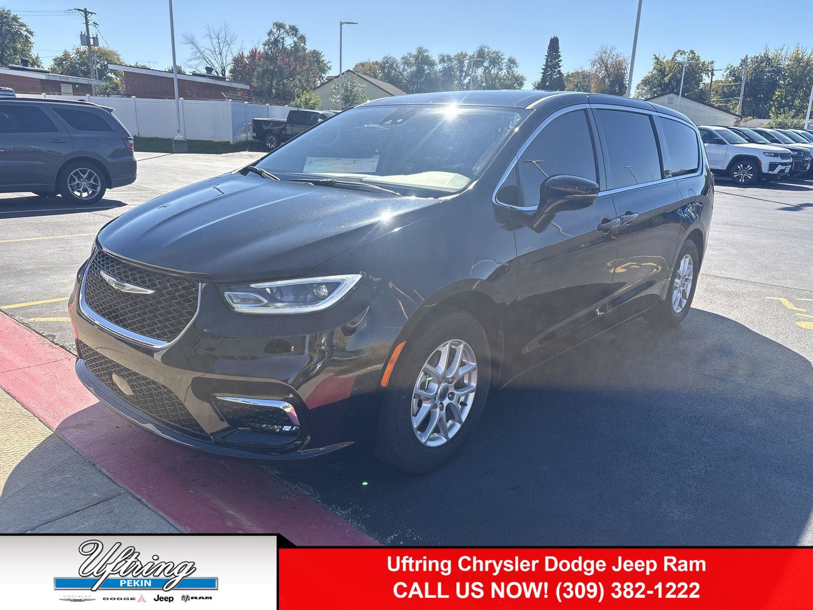 Used 2024 Chrysler Pacifica Touring-L FWD image 1