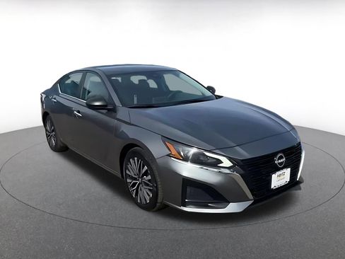 Used 2025 Nissan Altima 2.5 SV image 3