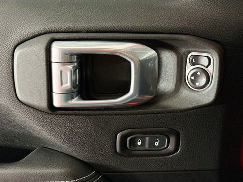 Used 2021 Jeep Wrangler Unlimited Sahara AWD/4WD image 19