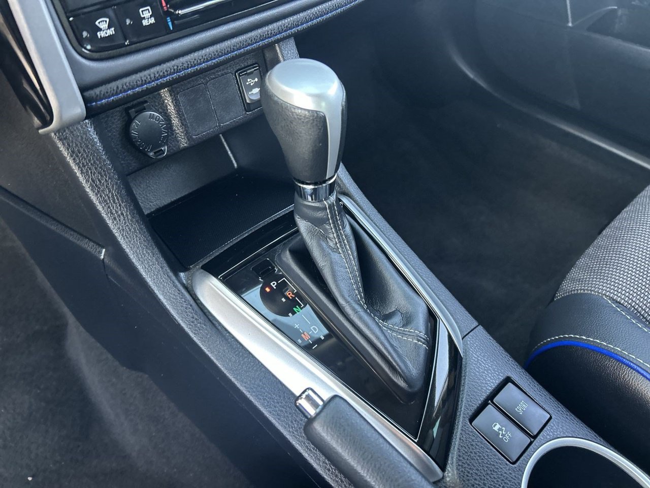 Used 2018 Toyota Corolla SE w/ Carpet Mat Package (TMS) FWD image 26