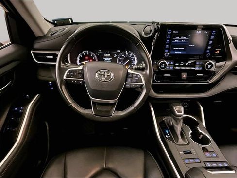 Used 2022 Toyota Highlander XLE AWD/4WD image 5