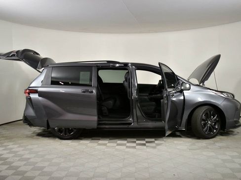 Used 2025 Toyota Sienna XSE w/ XSE Plus Package image 7