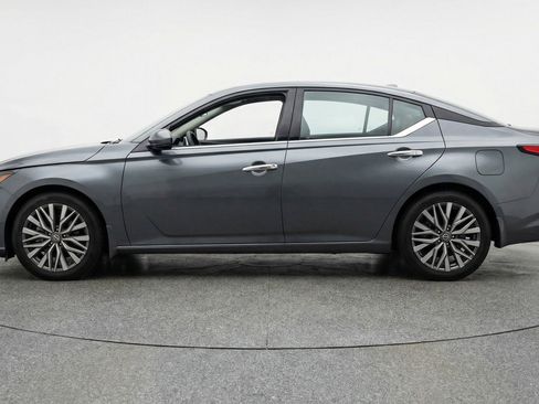 Used 2025 Nissan Altima 2.5 SV FWD image 5