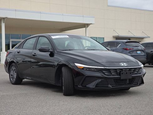 Used 2025 Hyundai Elantra Hybrid FWD image 6