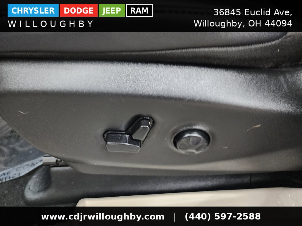 Used 2024 Chrysler Pacifica Touring-L FWD image 16