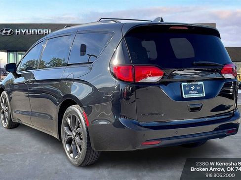 Used 2018 Chrysler Pacifica Limited w/ S Appearance Package image 6