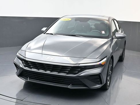 Certified 2025 Hyundai Elantra Limited image 7