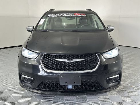 Used 2023 Chrysler Pacifica Limited FWD image 3
