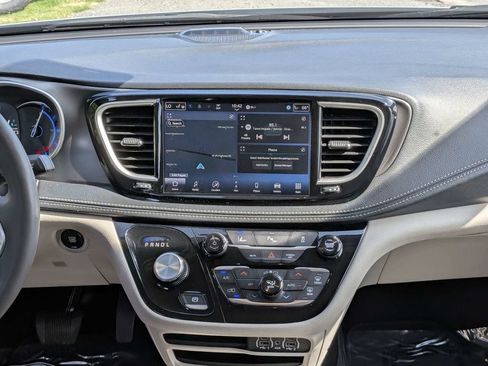 Used 2024 Chrysler Pacifica Limited FWD image 18