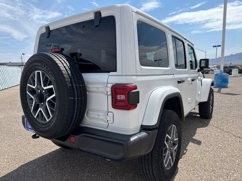 Used 2025 Jeep Wrangler Unlimited Sahara AWD/4WD image 5