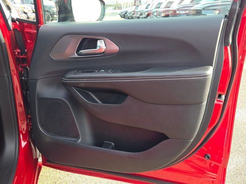New 2026 Chrysler Pacifica Select image 9