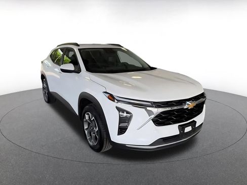 Used 2025 Chevrolet Trax LT image 3