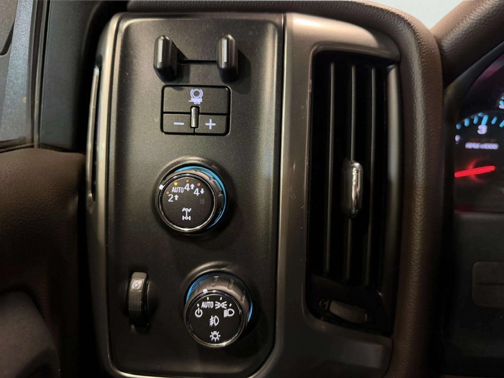 Used 2018 Chevrolet Silverado 1500 LT w/ Texas Edition AWD/4WD image 40
