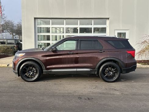 Used 2020 Ford Explorer Platinum w/ Premium Technology Package image 2