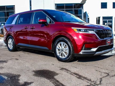 Used 2023 Kia Carnival LX image 3