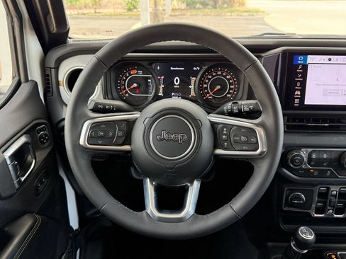 Used 2025 Jeep Wrangler Unlimited Sahara AWD/4WD image 28