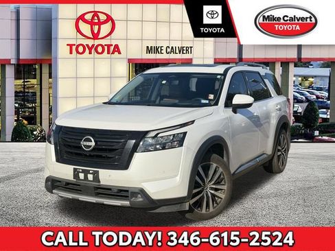Used 2025 Nissan Pathfinder Platinum w/ Black Appearance Package FWD image 1