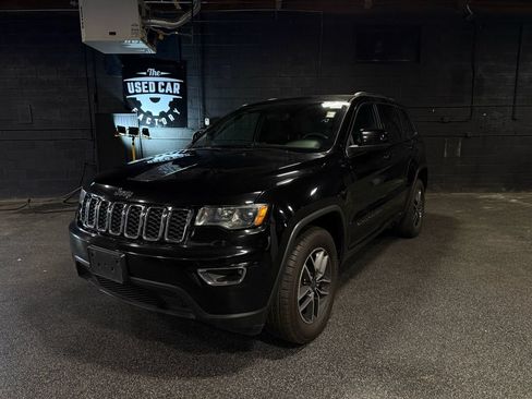 Used 2019 Jeep Grand Cherokee Laredo w/ 18" Wheel & 8.4" Radio Group AWD/4WD image 1