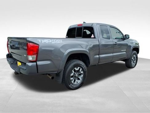Used 2017 Toyota Tacoma TRD Sport w/ Tow Package AWD/4WD image 11
