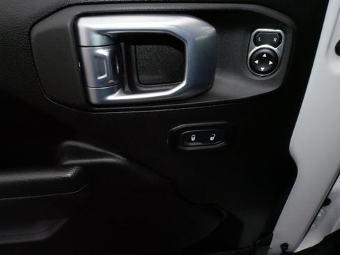 Used 2022 Jeep Wrangler Sport S image 19