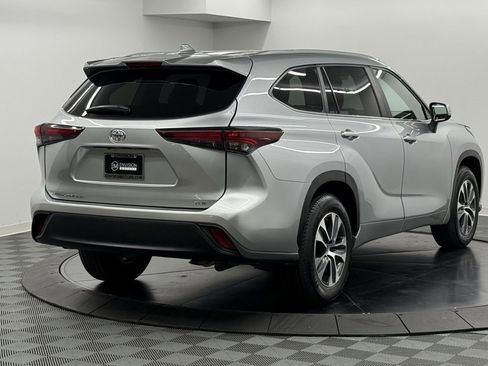 Used 2024 Toyota Highlander LE image 6