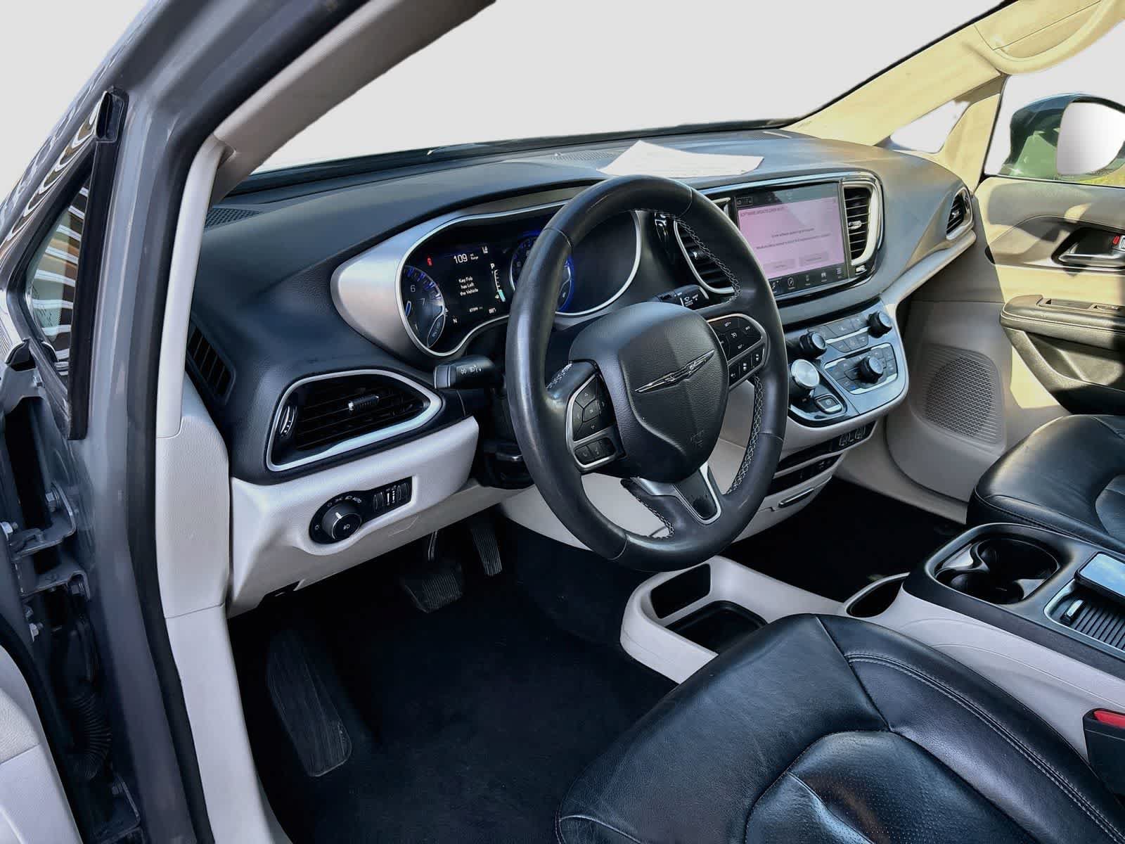 Used 2022 Chrysler Pacifica Touring-L FWD image 9