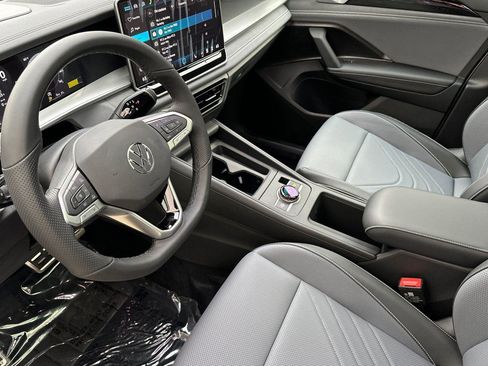 New 2026 Volkswagen Tiguan SE R-Line image 9