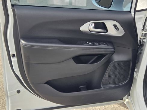Used 2019 Chrysler Pacifica Limited w/ Advanced Safetytec Group FWD image 33