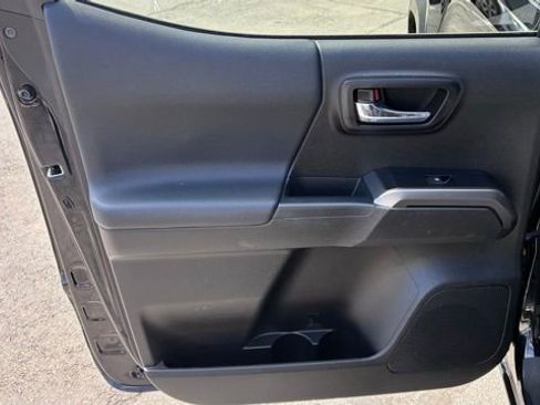 Used 2022 Toyota Tacoma TRD Off-Road w/ Technology Package image 17