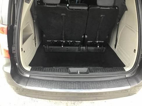 Used 2015 Chrysler Town & Country Touring-L w/ Driver Convenience Group image 5