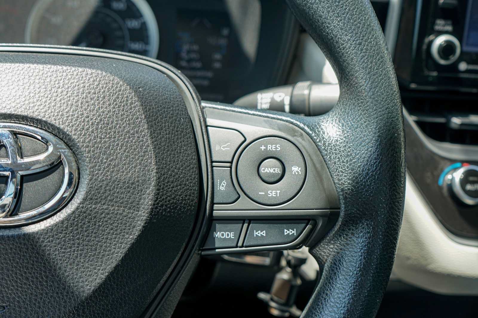 Used 2022 Toyota Corolla LE FWD image 11