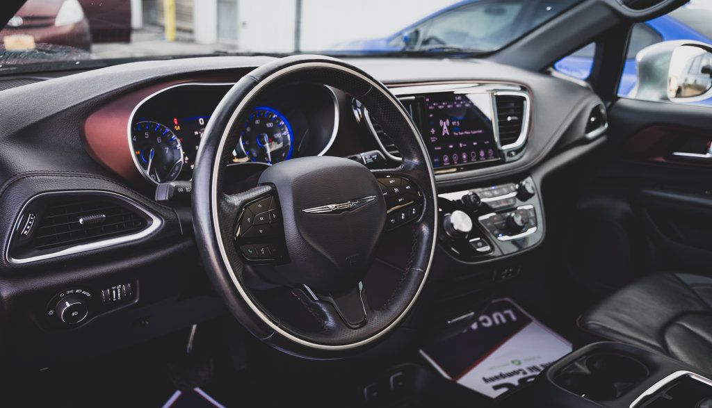 Used 2020 Chrysler Pacifica Limited FWD image 2