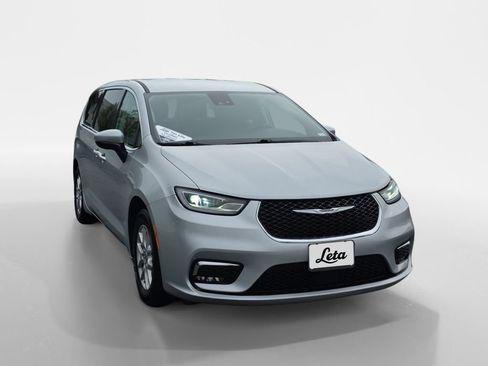 Used 2023 Chrysler Pacifica Touring-L image 2