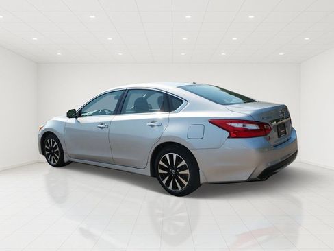Used 2017 Nissan Altima 2.5 SV w/ Convenience Package FWD image 4