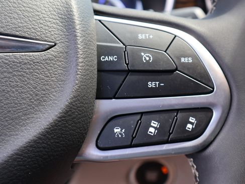 Used 2023 Chrysler Pacifica Limited FWD image 28