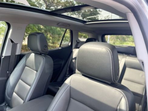 Used 2023 GMC Terrain SLT image 11