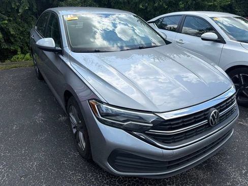 Used 2024 Volkswagen Jetta SE FWD image 3