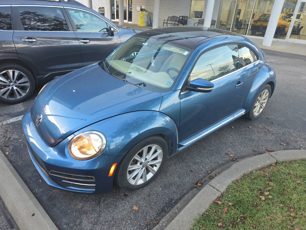 Used 2019 Volkswagen Beetle 2.0T SE FWD image 1