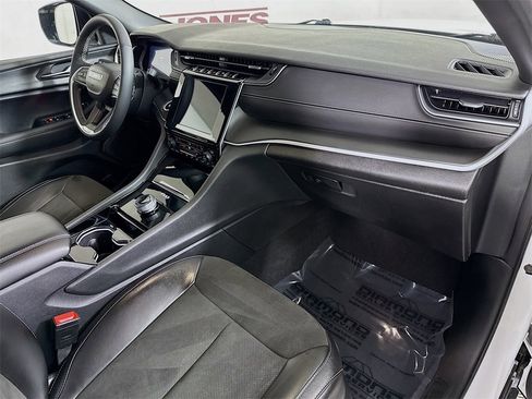 Used 2023 Jeep Grand Cherokee Altitude image 31