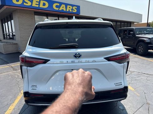 Used 2023 Toyota Sienna Limited AWD/4WD image 4
