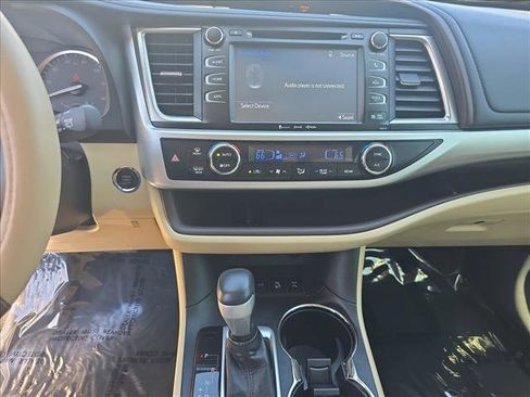 Used 2018 Toyota Highlander XLE AWD/4WD image 21