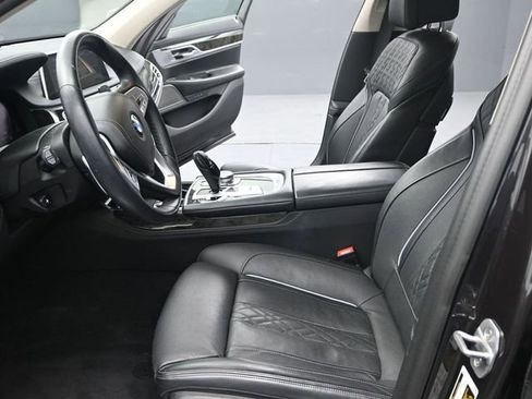 Used 2022 BMW 740i w/ Premium Package image 12